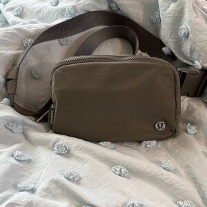lululemon athletica Men's Belt Bag in Olive